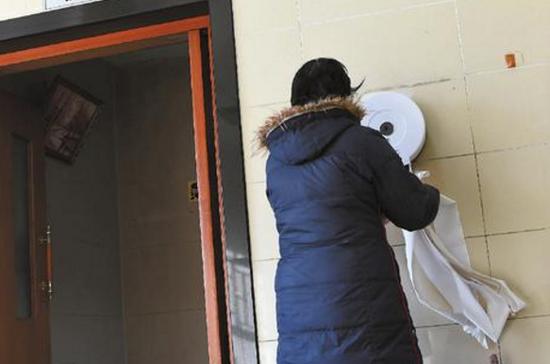 外媒:中国公厕为什么经常没有纸,网友:太多人喜欢扯“哈达”