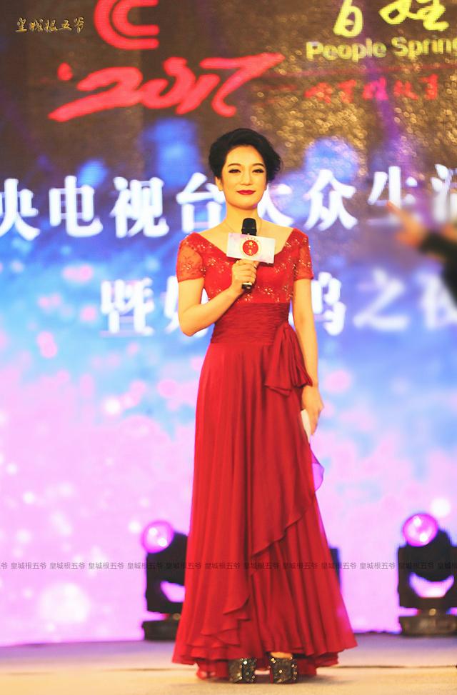 两会气质姐张惠�B主持CCTV百姓春晚