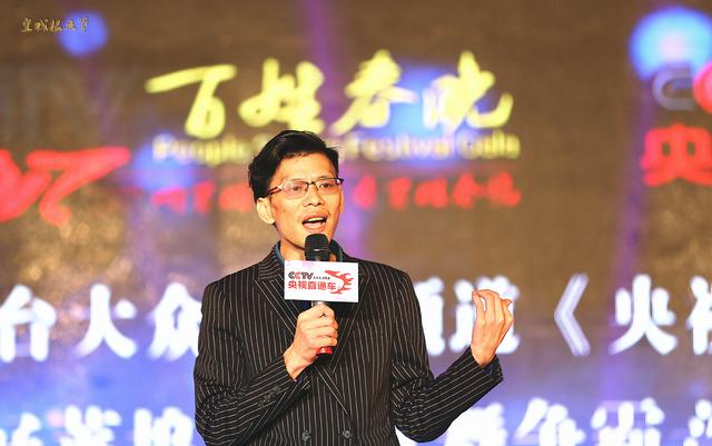 两会气质姐张惠�B主持CCTV百姓春晚