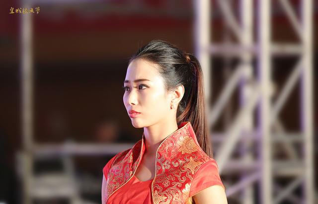 两会气质姐张惠�B主持CCTV百姓春晚
