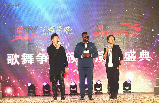 两会气质姐张惠�B主持CCTV百姓春晚
