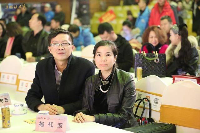两会气质姐张惠�B主持CCTV百姓春晚
