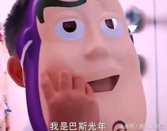 小小春是“巴斯光年”迷,生日会上全是巴斯光年玩具