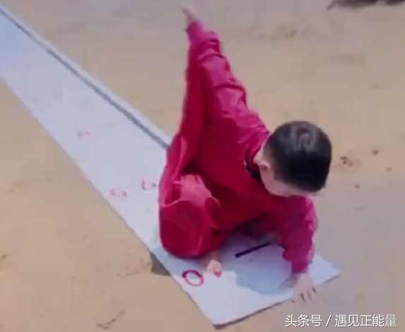 小小春是“巴斯光年”迷,生日会上全是巴斯光年玩具
