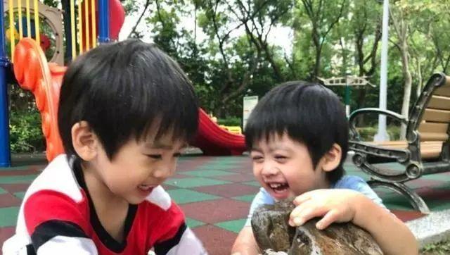 林志颖双胞胎儿子颜值差异大:一个头大吸睛,一个超像kimi