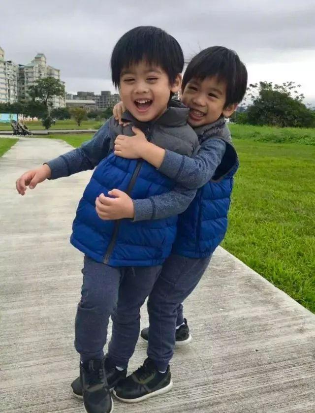 林志颖双胞胎儿子颜值差异大:一个头大吸睛,一个超像kimi