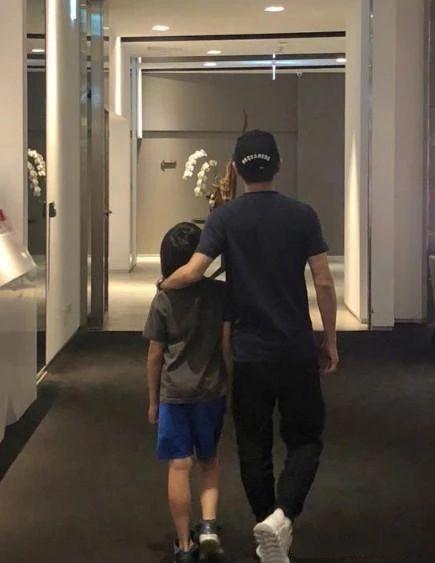 林志颖双胞胎儿子颜值差异大:一个头大吸睛,一个超像kimi