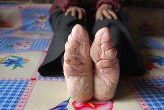 历史上中国女人裹小脚是从什么时候开始的?“三寸金莲”的来历