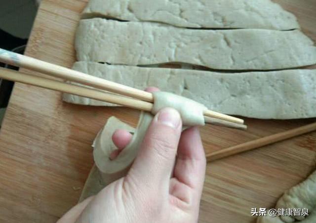 手把手教你在家自制“面筋”,方法简单又实用,一看就会,太香了