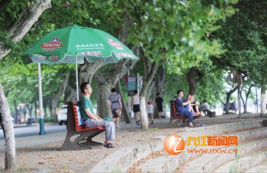 爱心椅被装上了广告伞 谁在利用爱心获利?