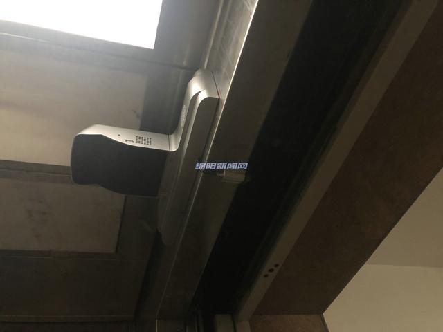 绵阳一小区电梯安装广告投影仪,业主反应存安全隐患
