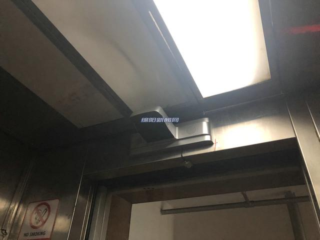 绵阳一小区电梯安装广告投影仪,业主反应存安全隐患