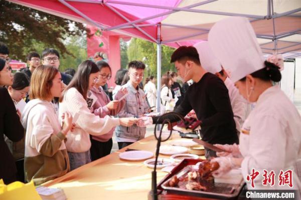 多所高校聚江苏常州“十八般武艺”美食打擂 多所高校聚江苏常州“十八般武艺”美食打擂
