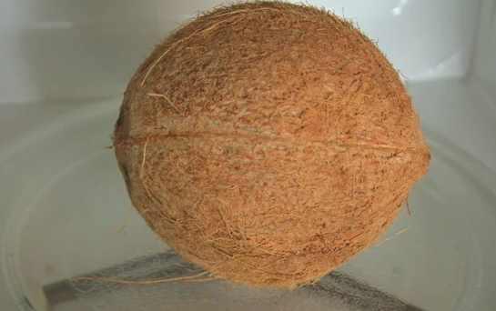 椰子怎么打开?教你几个小诀窍,不用打开椰子就可以喝到果汁