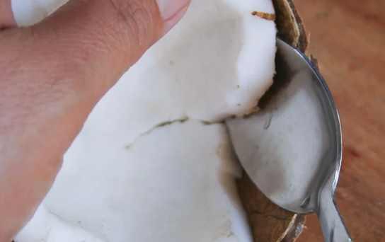 椰子怎么打开?教你几个小诀窍,不用打开椰子就可以喝到果汁