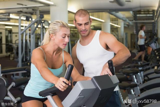 在健身房，健身教练应该如何指导会员健身