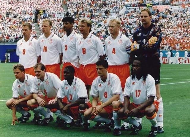 94年世界杯的荷兰队虽输掉这场比赛，却让世人看到什么叫对攻大战