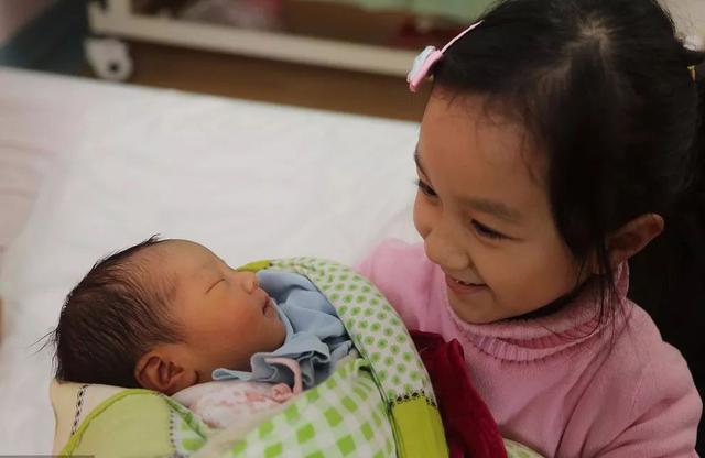 新出生人口减少200万，中国人为何不愿意多生孩子了？