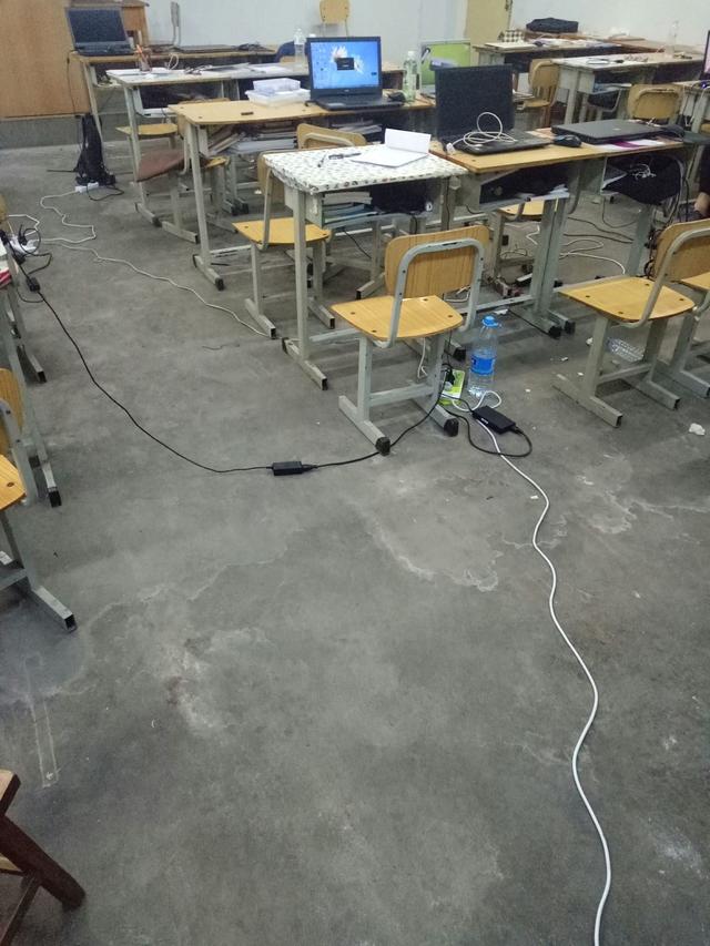 在教室怎么给你手机电脑充电：拉天网地线
