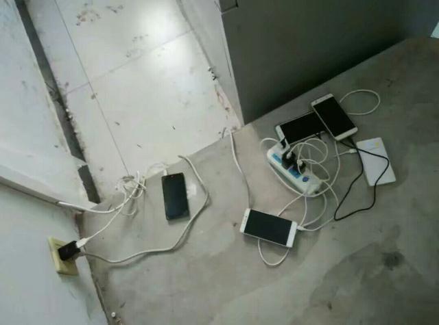 在教室怎么给你手机电脑充电：拉天网地线