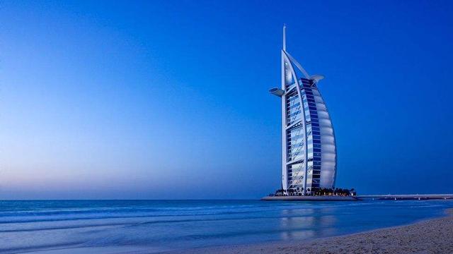 迪拜第一奢侈酒店，住一晚至少要几千元，三个菜就收两千块钱！