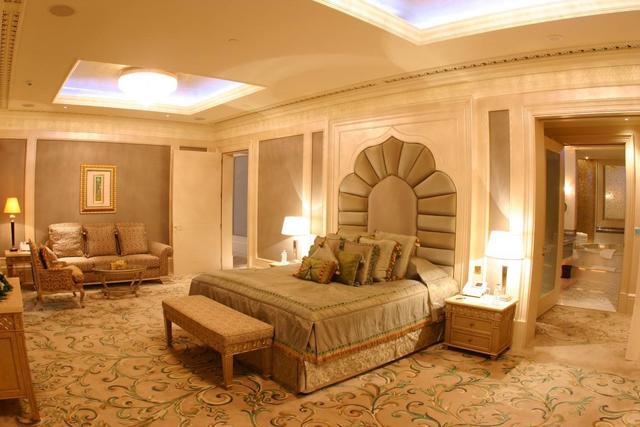 迪拜第一奢侈酒店，住一晚至少要几千元，三个菜就收两千块钱！