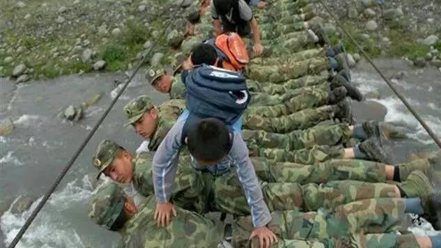 中国军人为什么令人肃然起敬！看完这几张图，你就全明白了……