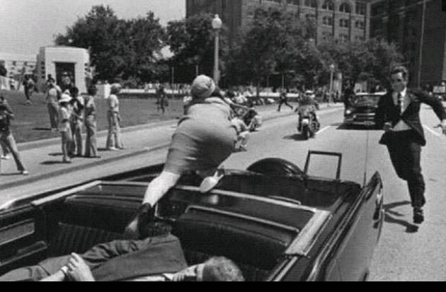 世界未解之谜：美国35任总统肯尼迪遇刺瞬间妻子为何飞奔车外