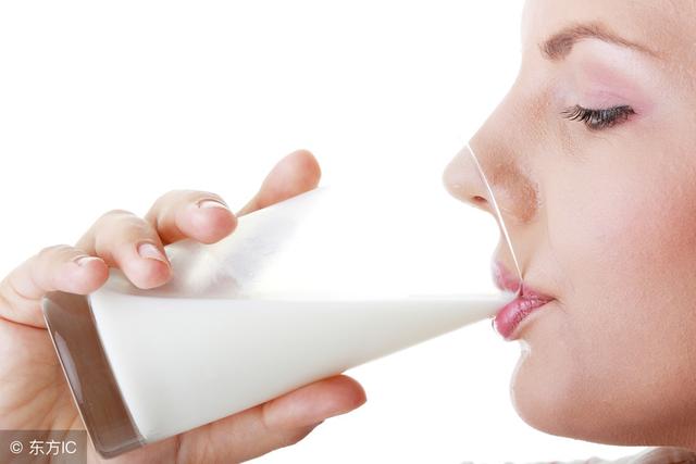 晚上喝牛奶对身体有2大益处，睡前喝牛奶，注意这4件事，效果更好