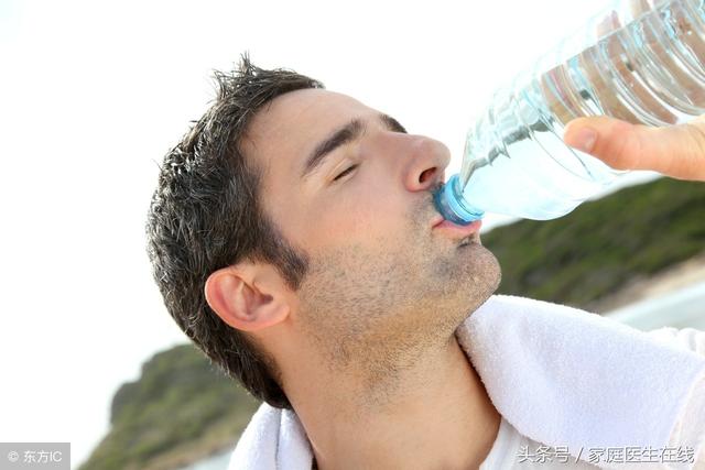 为什么人一天要喝那么多的水？喝水的4个好处，让你拒绝不了