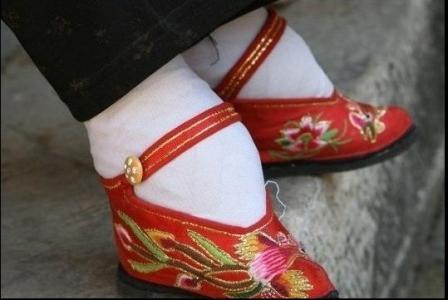 历史上中国女人裹小脚是从什么时候开始的？“三寸金莲”的来历