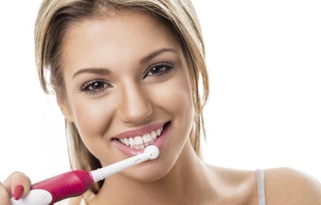 用了这么久的电动牙刷 你真的知道怎么使用它吗？