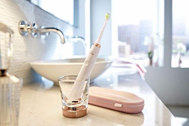 用了这么久的电动牙刷 你真的知道怎么使用它吗？