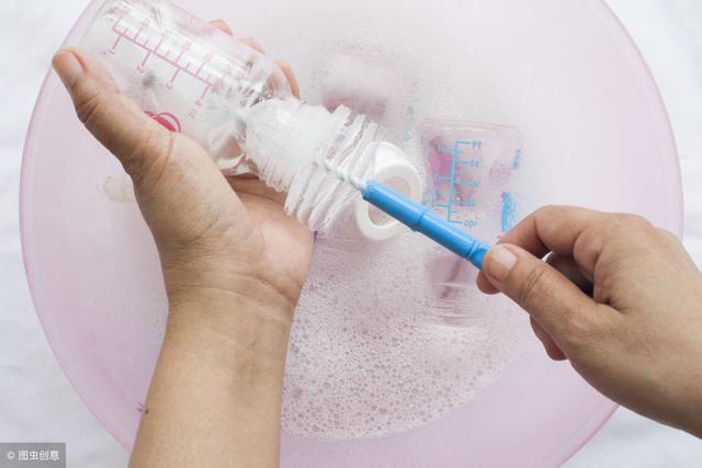 宝妈用开水烫烫奶瓶没有用？3步让宝妈学会如何正确给奶瓶消毒！