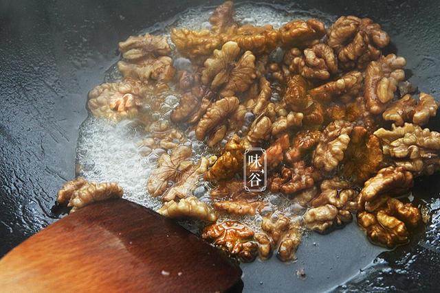核桃仁这样做最好吃，造型美观又美味，出锅就被抢光！