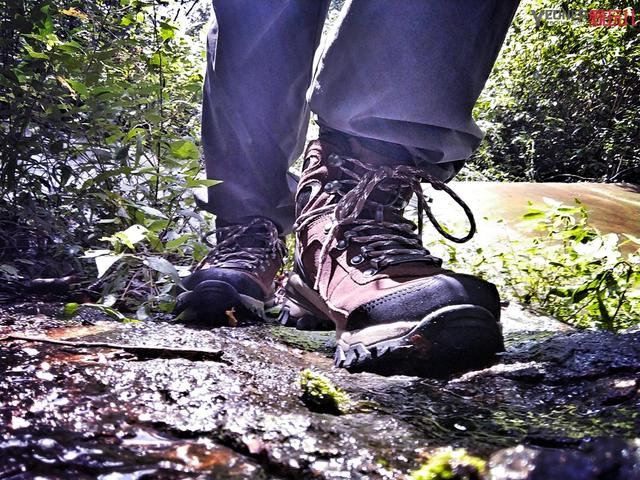 翻山越岭、淌水过河，全能应对！探路者高帮登山鞋测评