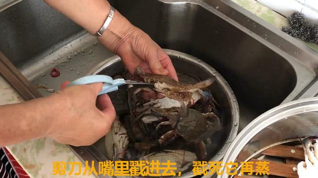 这才是清蒸螃蟹的正确做法，不流黄不掉腿没腥味，好吃到流口水！