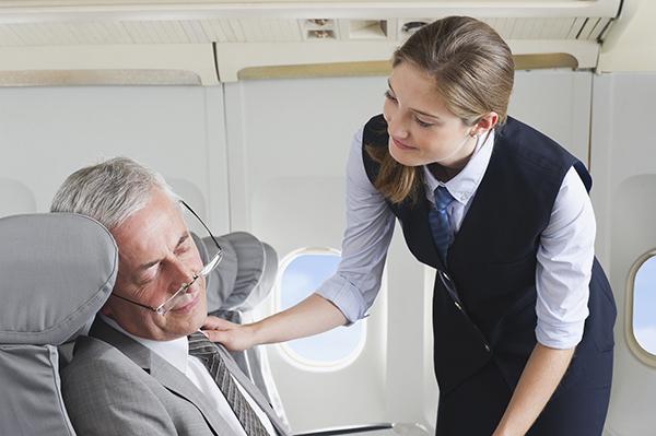 老年人坐飞机为何要提供健康证明，健康飞行要注意什么