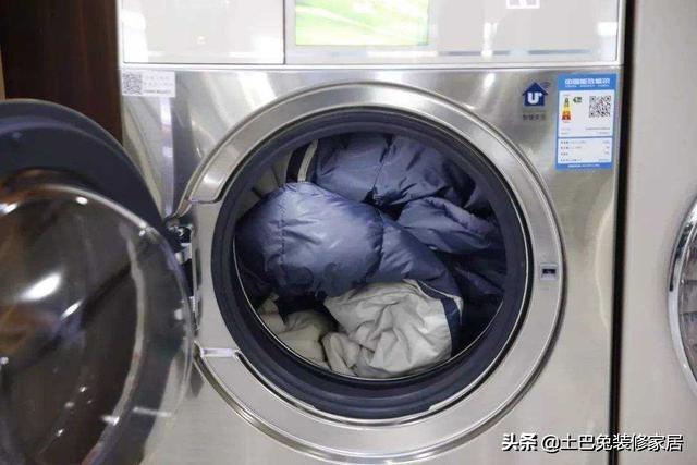 羽绒服能直接放洗衣机洗吗？家政阿姨教你一招，简单又洗得干净！