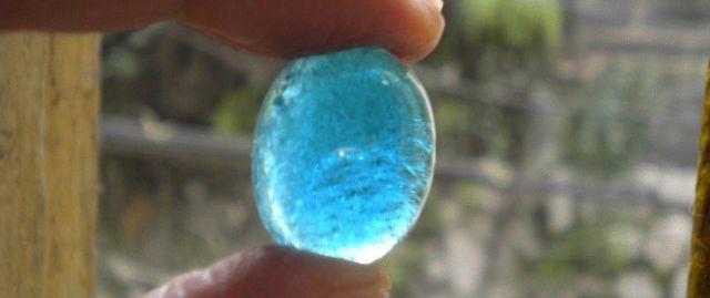 拥有胆矾一样高明亮度的蓝色，但很少用作宝石——异极矿