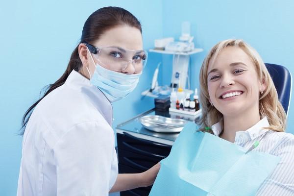 资深牙医的良心告白：能做假牙就不要植牙！