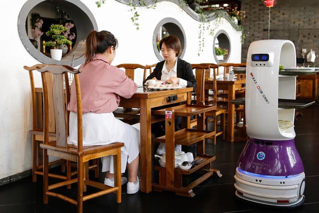 江苏首家机器人送餐智慧餐厅落户无锡  口碑饿了么推动三四线城市商户数字化升级