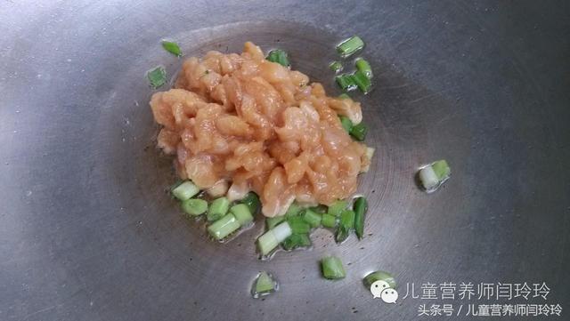 一碗粥喝下去，既提高抵抗力又暖暖的：营养菜肉粥