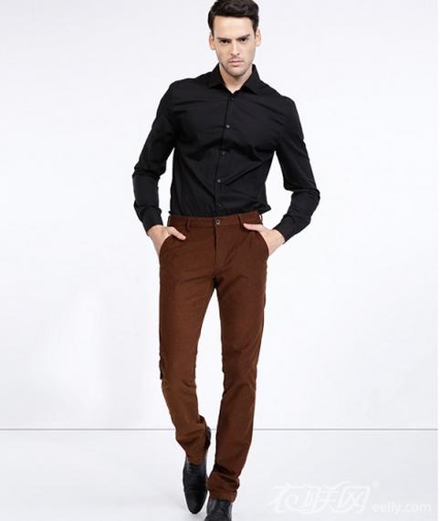 男士褐色裤子搭配什么上衣更显好衣品