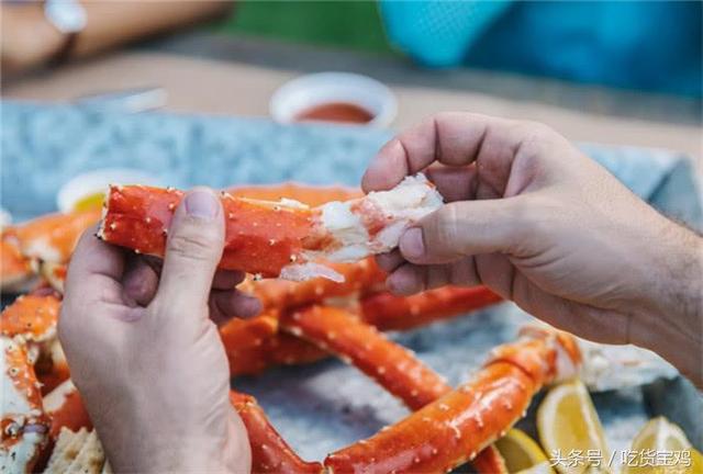 外国网友：在吃中国自助餐时，只吃螃蟹腿真的会被人撵出去？