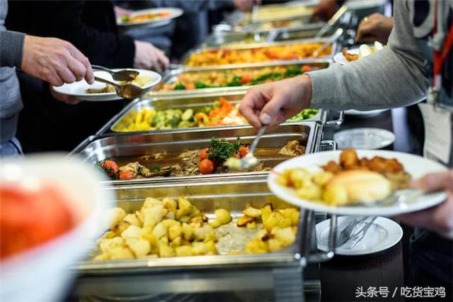 外国网友：在吃中国自助餐时，只吃螃蟹腿真的会被人撵出去？