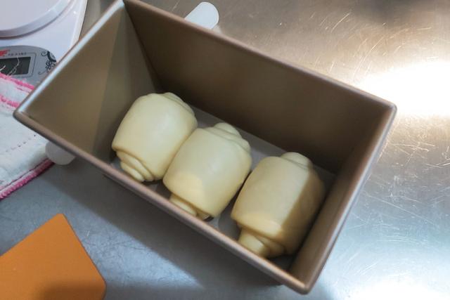 只需一次发酵，就可做出棉软的吐司，用手撕着吃，让你一吃上瘾