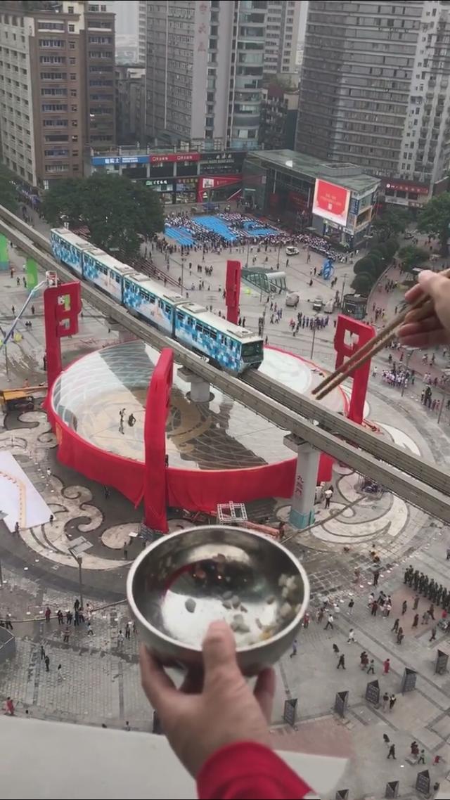 重庆新地标九龙门今天揭晓，却被戏称为燃气灶，有人开始烫火锅