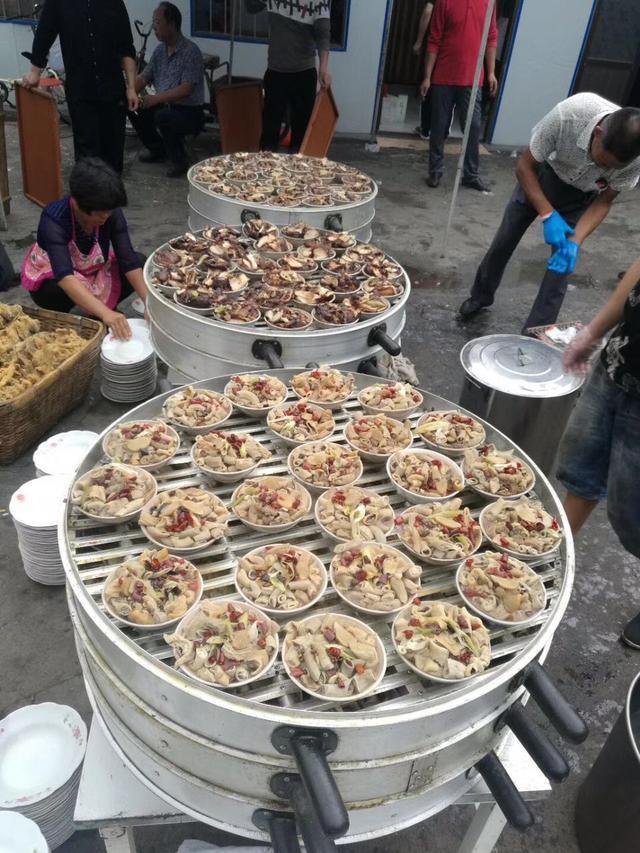 这样的东北农村婚宴，大锅炖大盆盛，满桌摆可劲吃