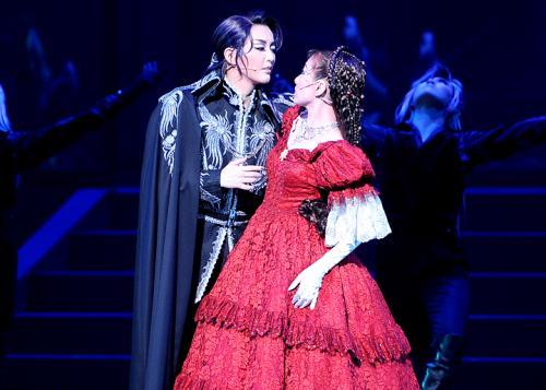 宝冢歌剧院，全日本男人的情敌，居然是比男子更英俊的女演员？
